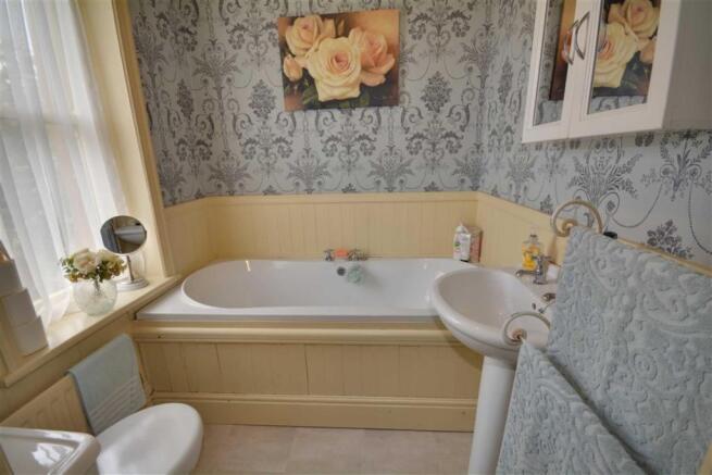 EN-SUITE BATHROOM