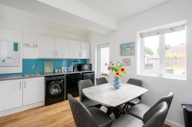 4 bed Semi-Detached for sale Image 4
