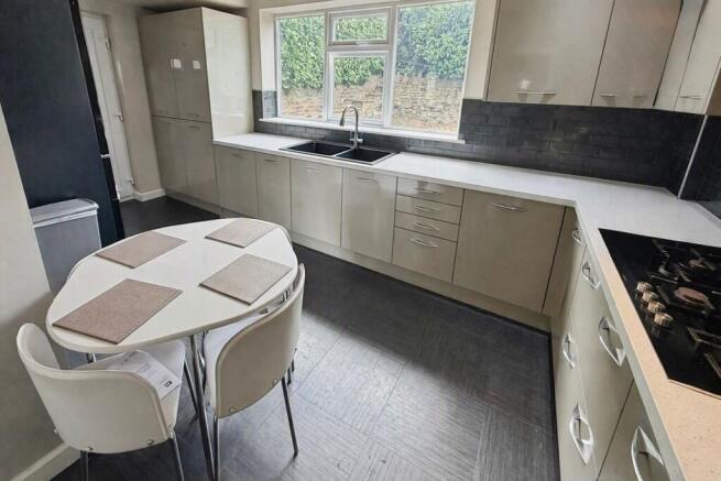 5 bed Detached for sale Image 6