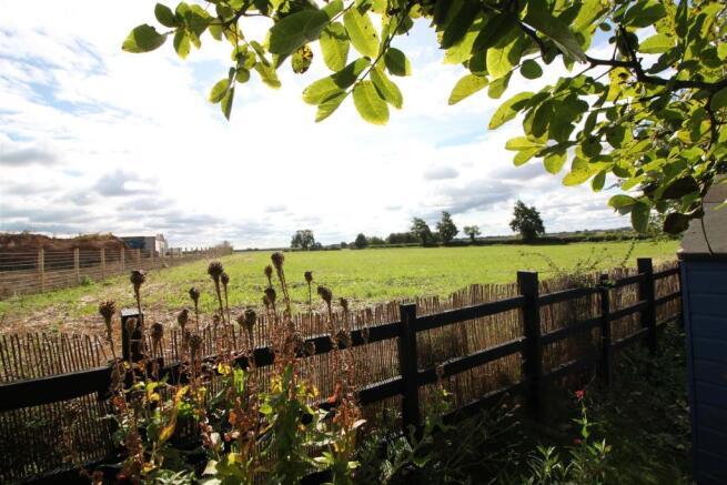 VIEW TO REAR OF GARDEN