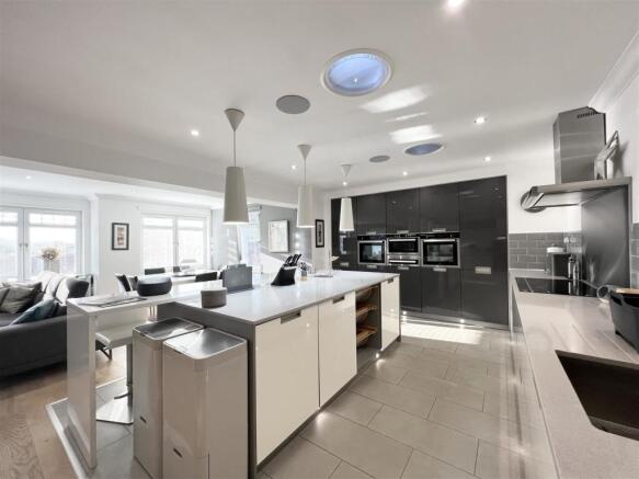 Kitchen/ Dining/ Lounge