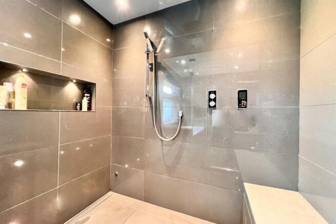 Master Bedroom en suite shower