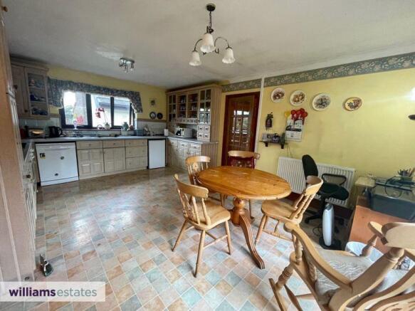 Kitchen/ Break...