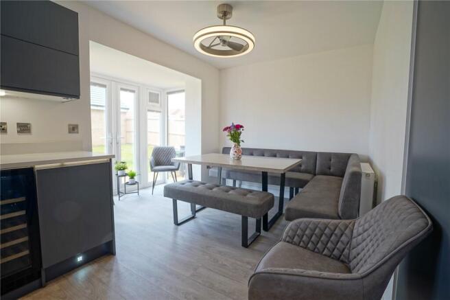 5 bed Detached for sale Image 4