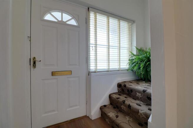 SPACIOUS ENTRANCE HALLWAY