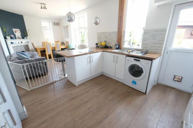 KITCHEN/DINING ROOM
