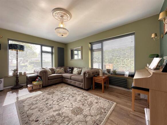 Dual-Aspect Living Room 314