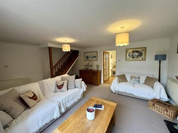 Living Room (1/3)