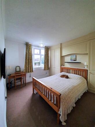 7 Glenhurst Avenue bedroom3.jpg