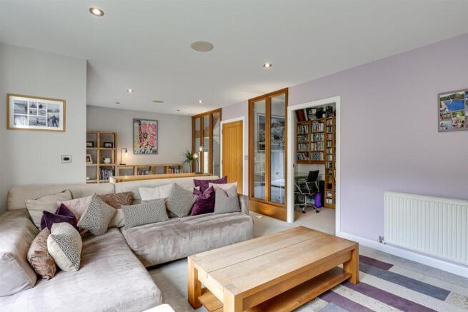 5 bed Detached for sale Image 11