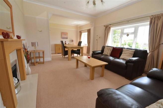 DINING/SITTING ROOM