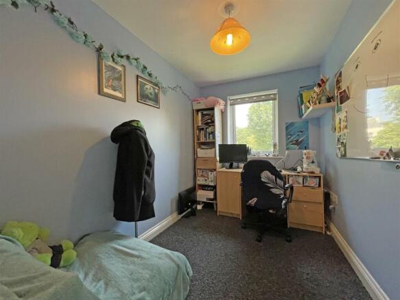 Endeavour court 70 bed 2 for inside.jpg