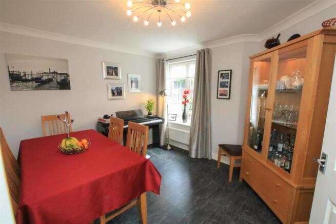 SEPARATE DINING ROOM