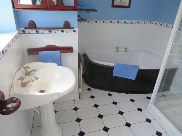 FAMILY BATHROOM