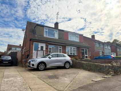 Lovely Three Bedroom Semi Detached Home Close To Schools And Train Station - Pump Lane Rainham