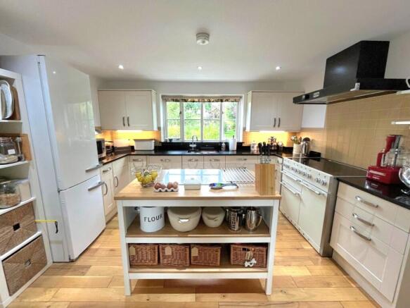 4 bed Detached for sale Image 9