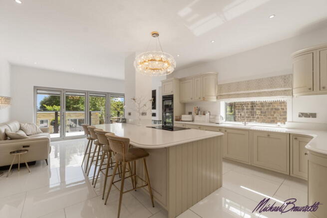 4 bed Semi-Detached for sale Image 9
