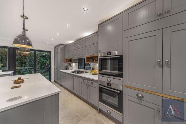 5 bed Detached for sale Image 11