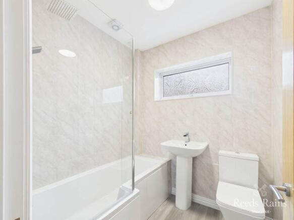 4 bed Bungalow for sale Image 12