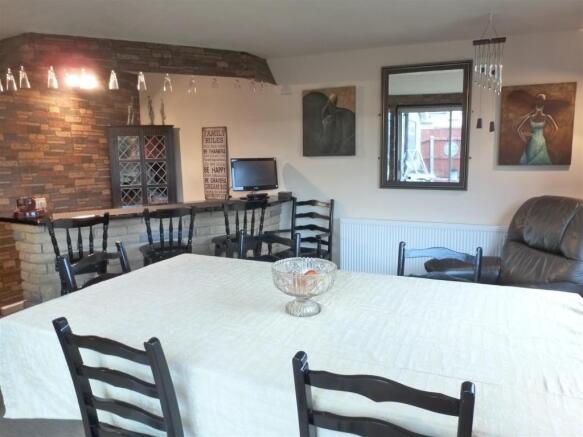 DINING/GAMES ROOM