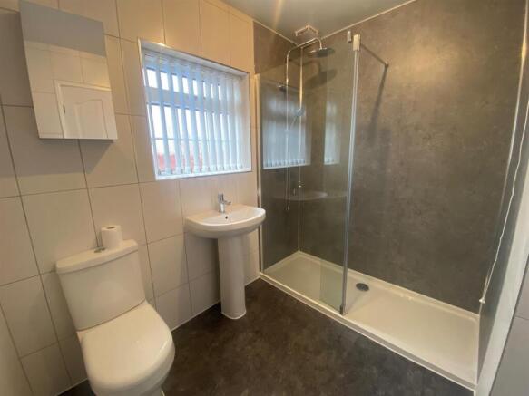 4 bed Semi-Detached Bungalow to rent Image 7