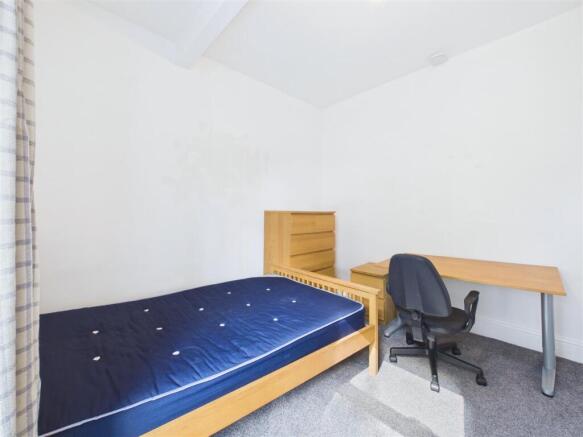4 bed House to rent Image 11