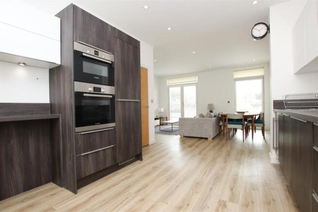 Kitchen (2).JPG