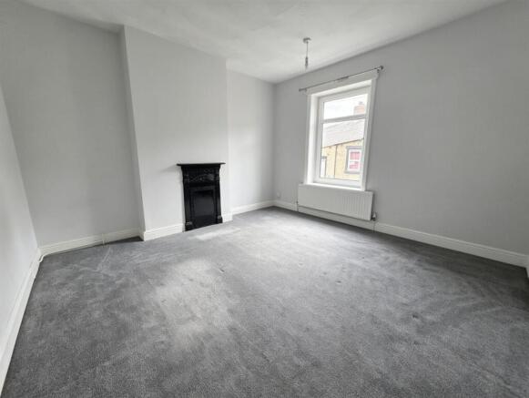 2 bed Terraced to rent Image 5