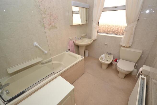 18elmwoodavenueBATHROOM.JPG