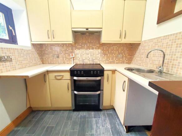 2 bed Terraced to rent Image 4