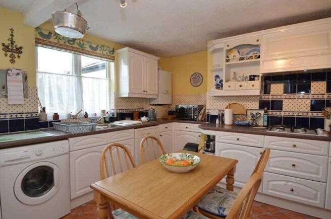 KITCHEN/BREAKFAST