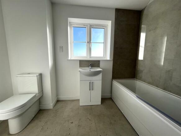 3-bedroom-house-to-rent-in-Deeping-Spalding-bathro