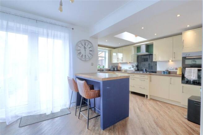 3 bed Semi-Detached for sale Image 6