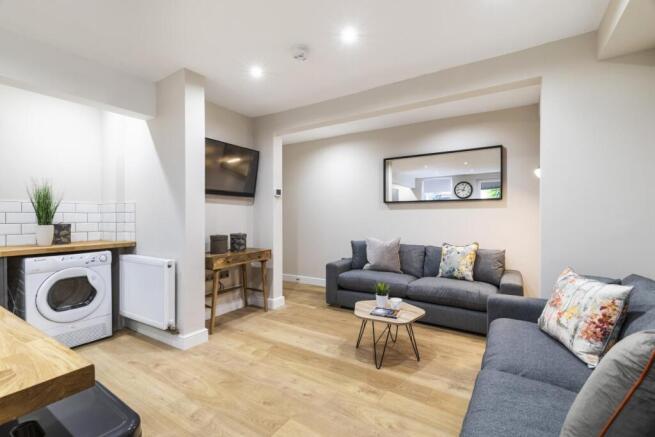6 bed House to rent Image 5