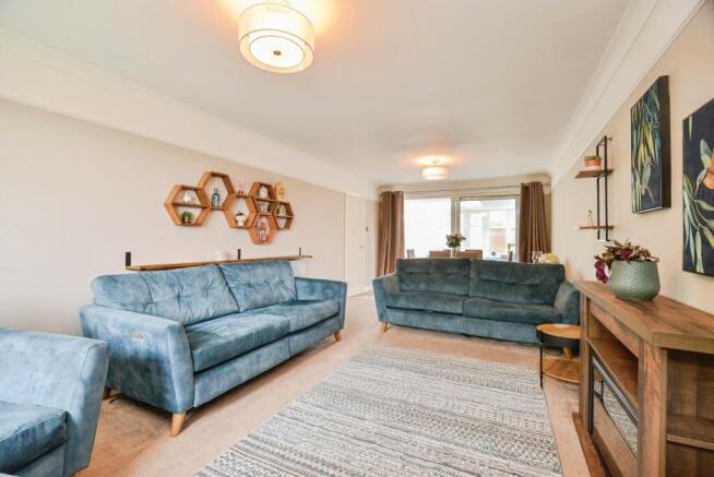 5 bed Detached for sale Image 8