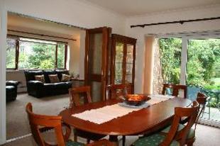 Stracey dining room