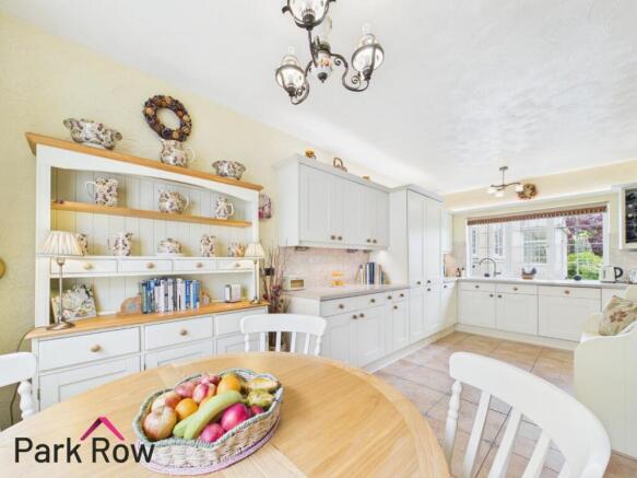 5 bed Detached for sale Image 10