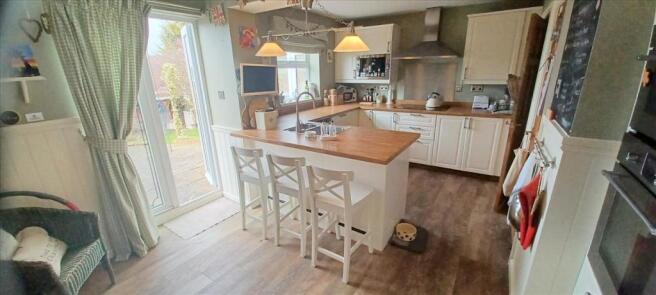 KITCHEN / BREAKFAST ROOM