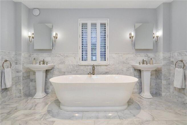 5 bed Detached for sale Image 8