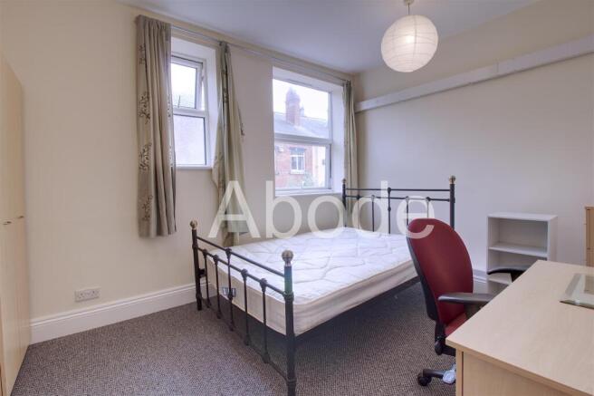 5 bed House to rent Image 4
