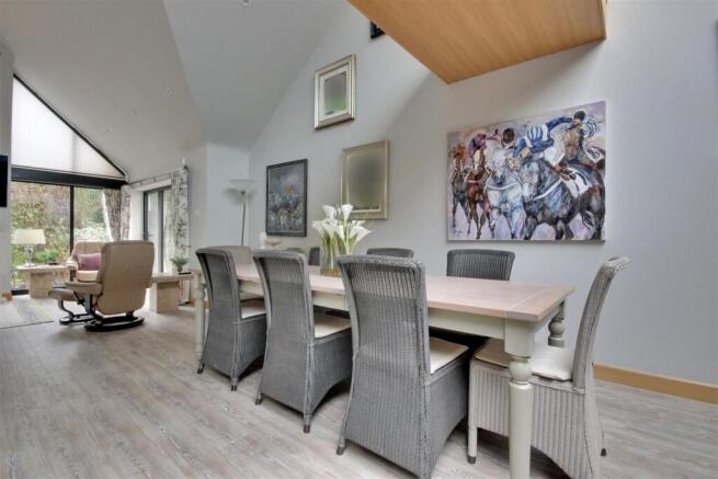 5 bed Detached for sale Image 9
