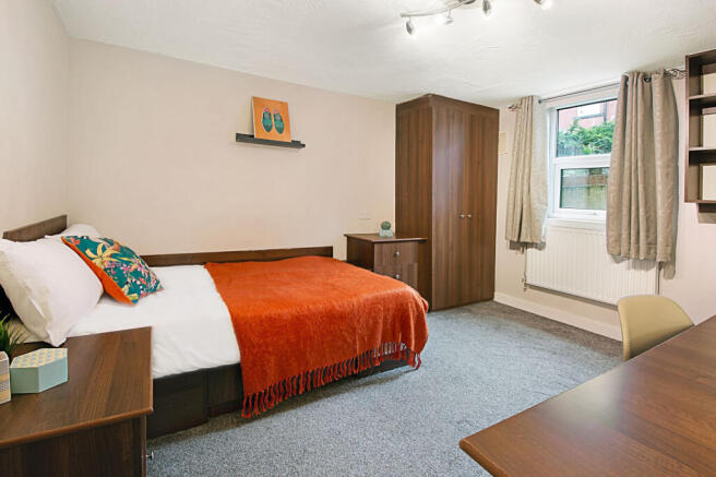 8 bed House to rent Image 5