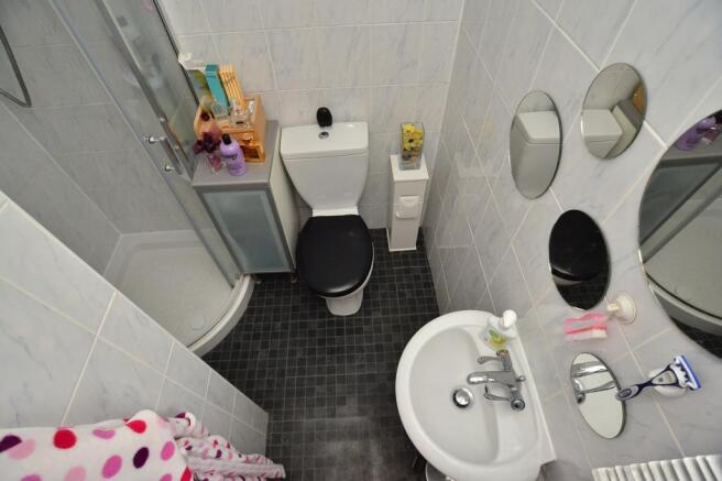 Ensuite to Bed 1