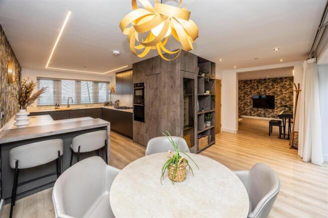 4 bed House for sale Image 5