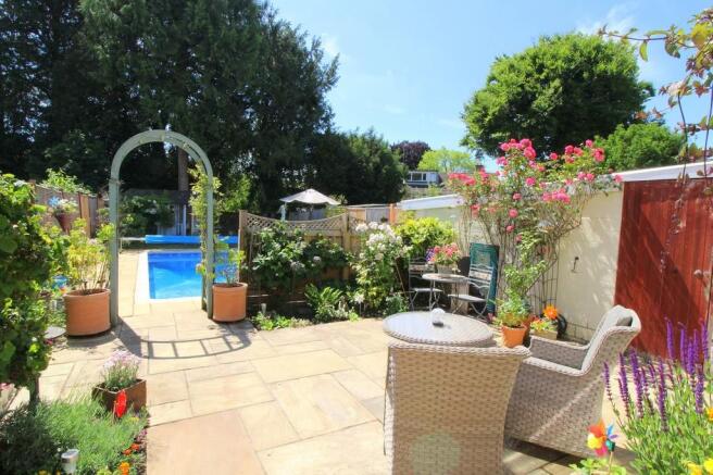 REAR GARDEN PATIO...