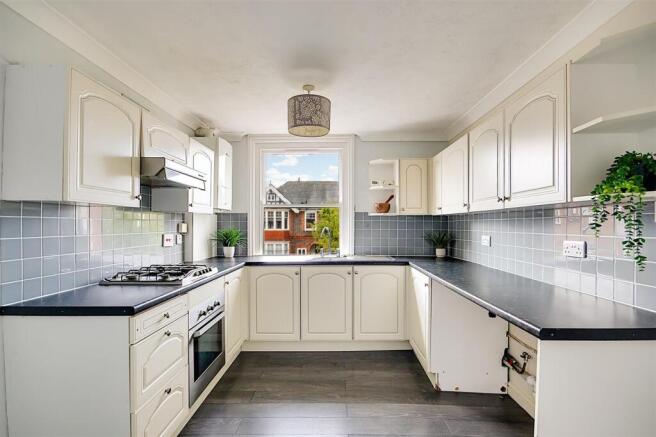 Cowper Road, Worthing, BN11 photo 4