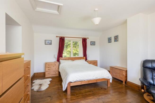 5 bed Detached for sale Image 12