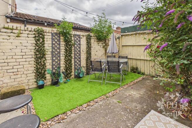 3 bed Terraced for sale Image 11