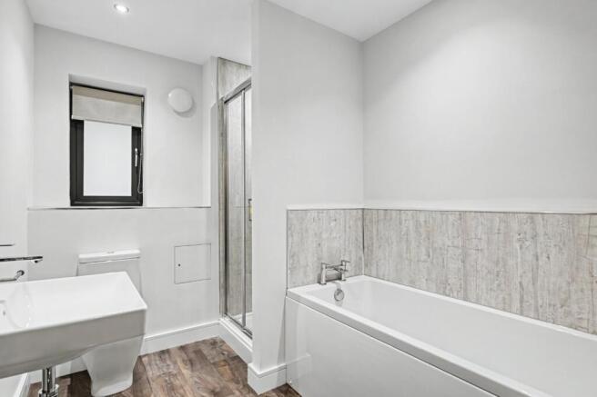 4 bed House to rent Image 8