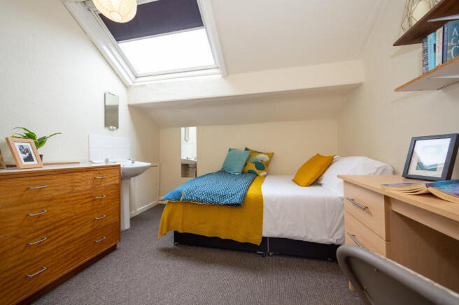 6 bed Terraced to rent Image 8